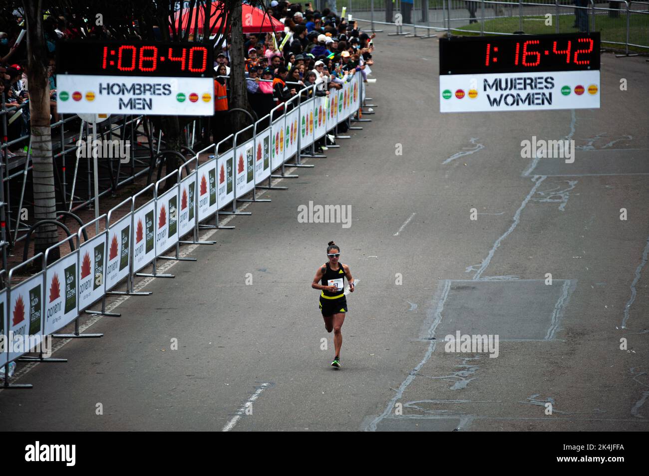 Der Ecuatorianer Risa Chacha beendet das Rennen 21k während des Comebacks nach zwei Jahren des Halbmarathons in Bogota aufgrund der COVID-19 Pandemie am 2. Oktober 2022 in Bogota, Kolumbien. Die Kenianerin Edwin Soi T: 1:05:27 und Angela Tanui T: 1:13:29 gewannen das jeweils männliche und weibliche Rennen 21k. Foto: Chepa Beltran/Long Visual Press Stockfoto