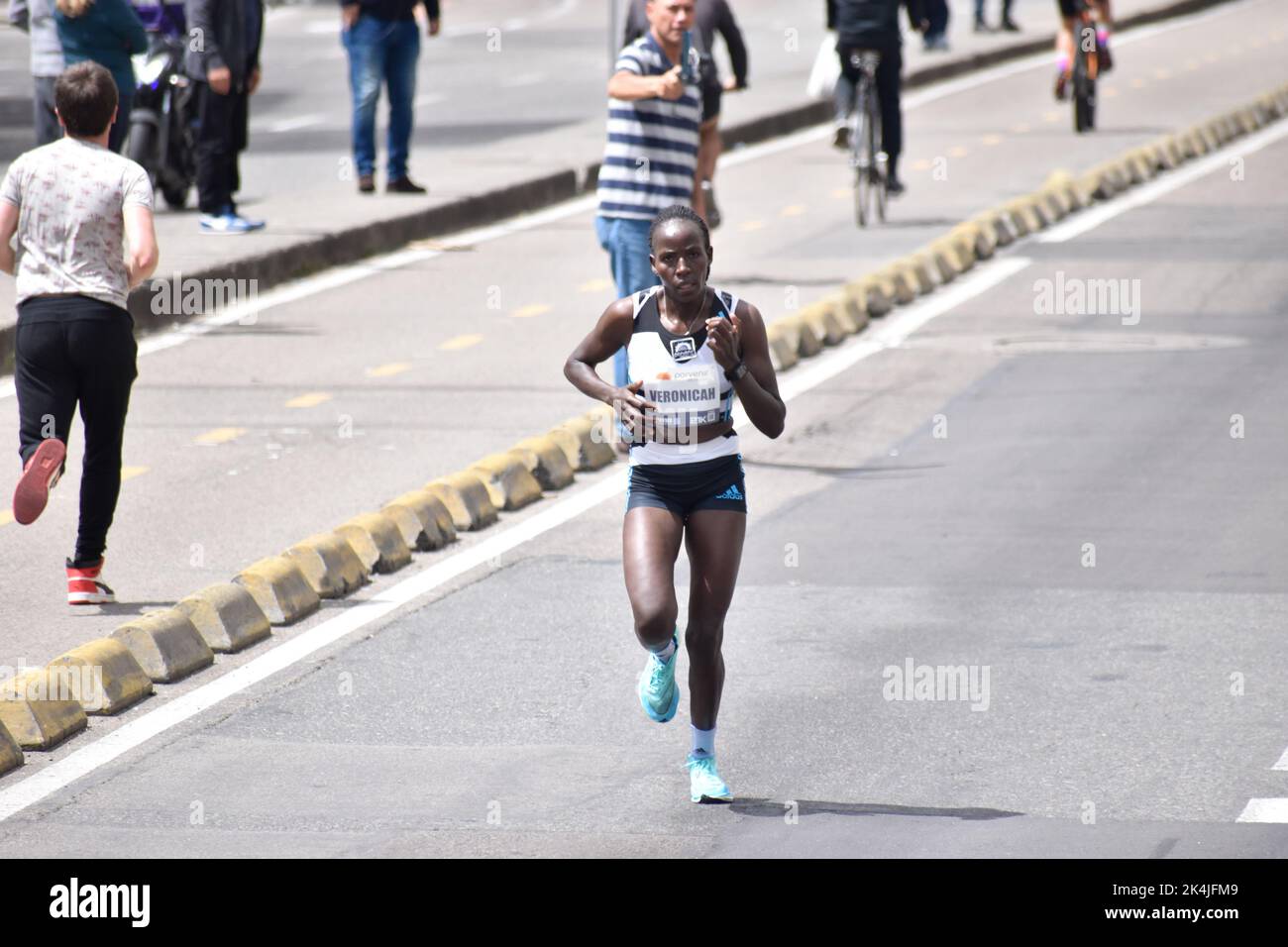 Der Kenianer Veronicah Nyaruai während des Comebacks nach zwei Jahren des Halbmarathons von Bogota aufgrund der COVID-19 Pandemie in Bogota, Kolumbien, 2. Oktober 2022. Die Kenianerin Edwin Soi T: 1:05:27 und Angela Tanui T: 1:13:29 gewannen das jeweils männliche und weibliche Rennen 21k. Foto: Cristian Bayona/Long Visual Press Stockfoto