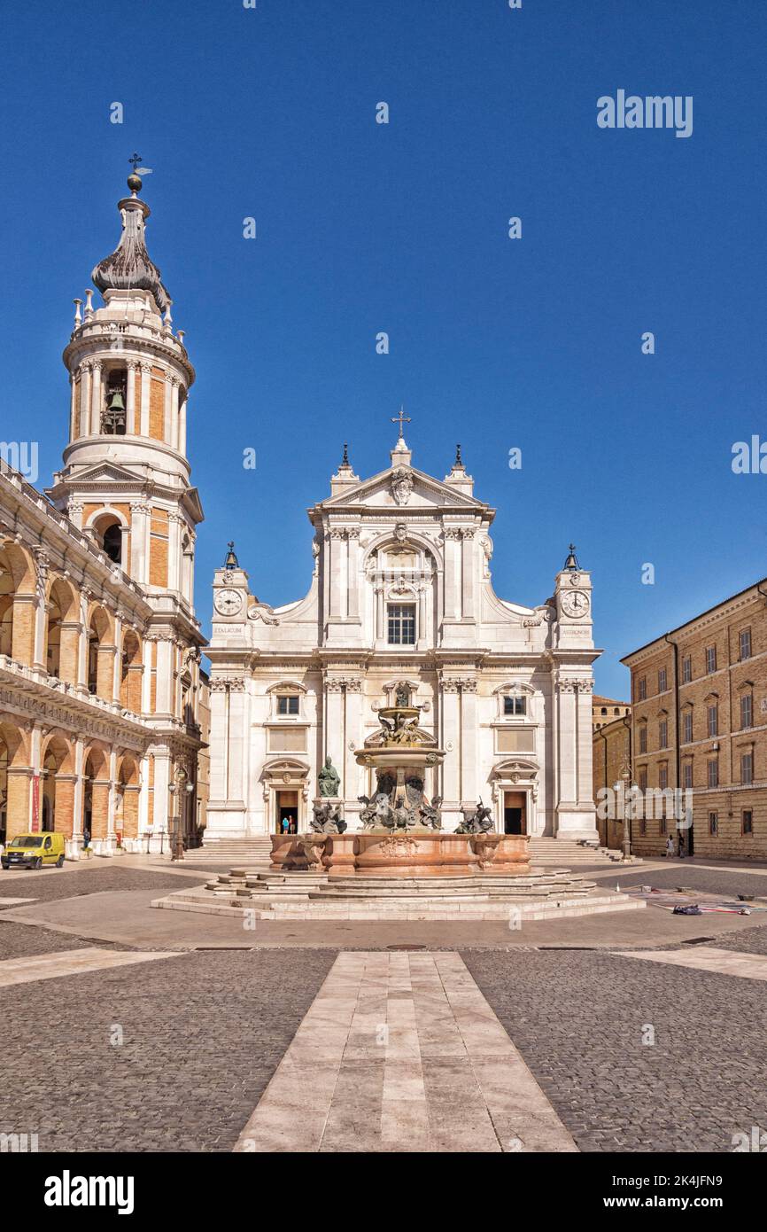 Loreto, Italien - 1. 2022. August: Piazza della Madonna. Beliebter katholischer Wallfahrtsort in Italien. Stockfoto