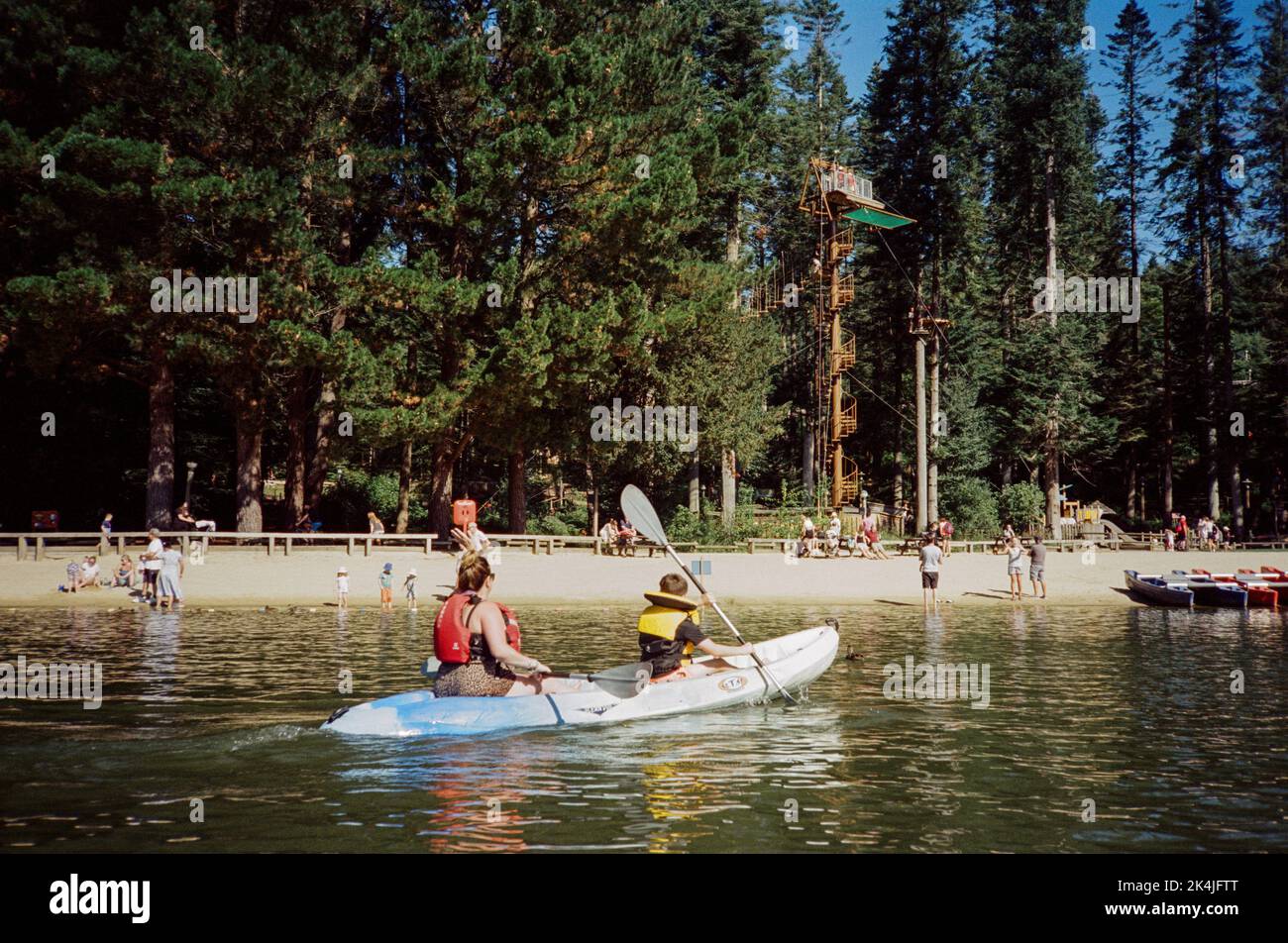 Kanufahren auf dem Bootstouren-See, Centre Parcs Longleat, Wiltshire, England, Großbritannien. Stockfoto