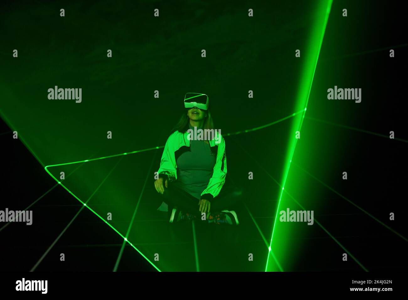 Frau nutzt Virtual-Reality-Headsets, um im Metaverse darauf zuzugreifen. Konzept der virtuellen, erweiterten und erweiterten Realität, Zukunftstechnologie, künstliches intel Stockfoto