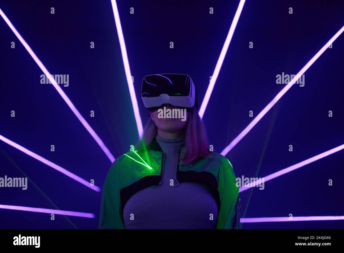 Frau nutzt Virtual-Reality-Headsets, um im Metaverse darauf zuzugreifen. Konzept der virtuellen, erweiterten und erweiterten Realität, Zukunftstechnologie, künstliches intel Stockfoto