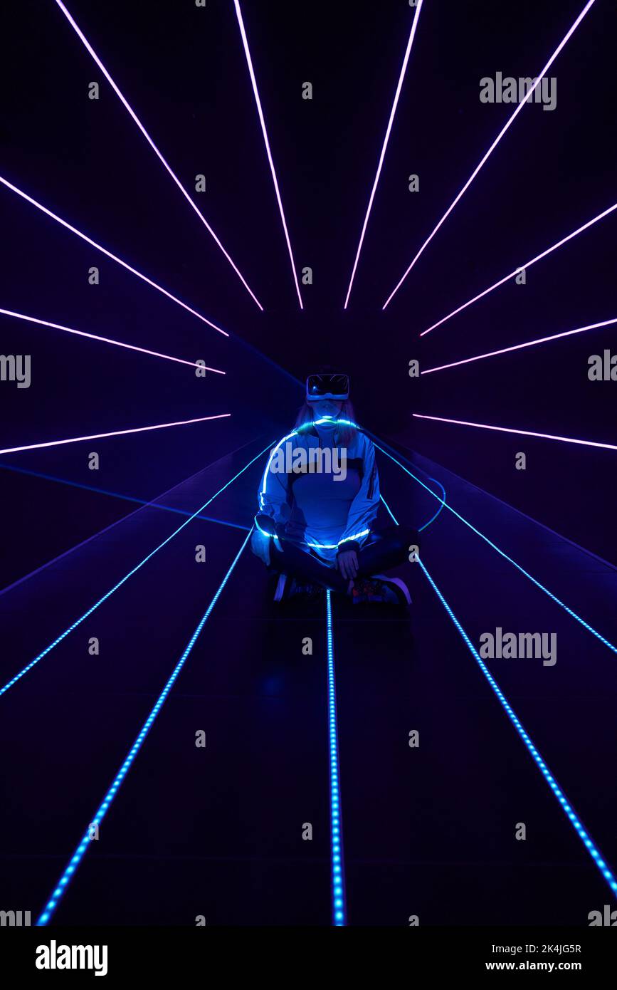 Frau nutzt Virtual-Reality-Headsets, um im Metaverse darauf zuzugreifen. Konzept der virtuellen, erweiterten und erweiterten Realität, Zukunftstechnologie, künstliches intel Stockfoto