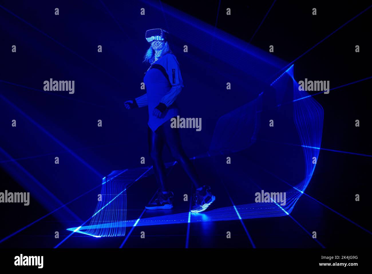 Frau nutzt Virtual-Reality-Headsets, um im Metaverse darauf zuzugreifen. Konzept der virtuellen, erweiterten und erweiterten Realität, Zukunftstechnologie, künstliches intel Stockfoto