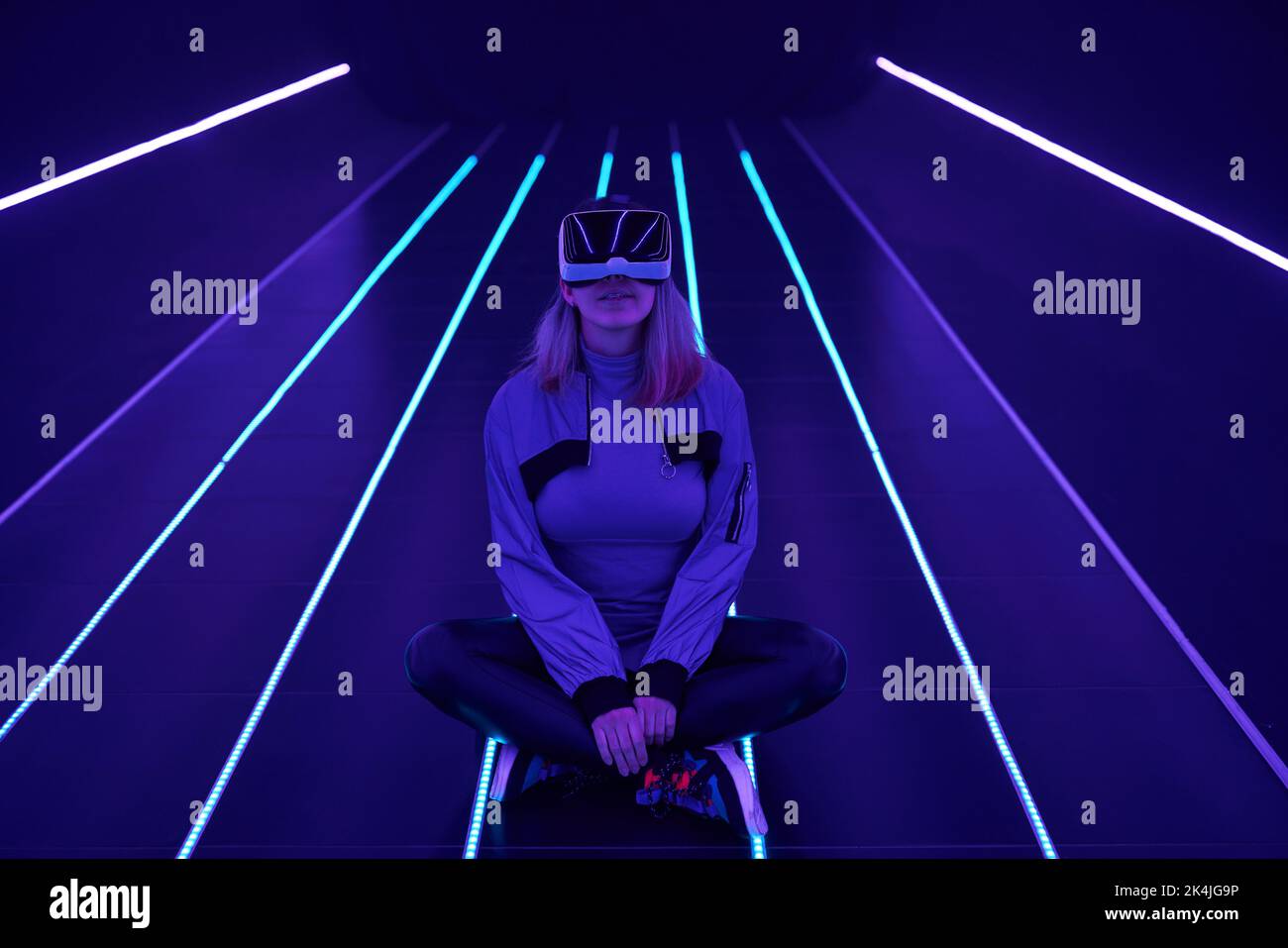 Frau nutzt Virtual-Reality-Headsets, um im Metaverse darauf zuzugreifen. Konzept der virtuellen, erweiterten und erweiterten Realität, Zukunftstechnologie, künstliches intel Stockfoto