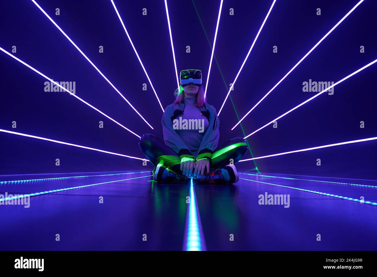 Frau nutzt Virtual-Reality-Headsets, um im Metaverse darauf zuzugreifen. Konzept der virtuellen, erweiterten und erweiterten Realität, Zukunftstechnologie, künstliches intel Stockfoto
