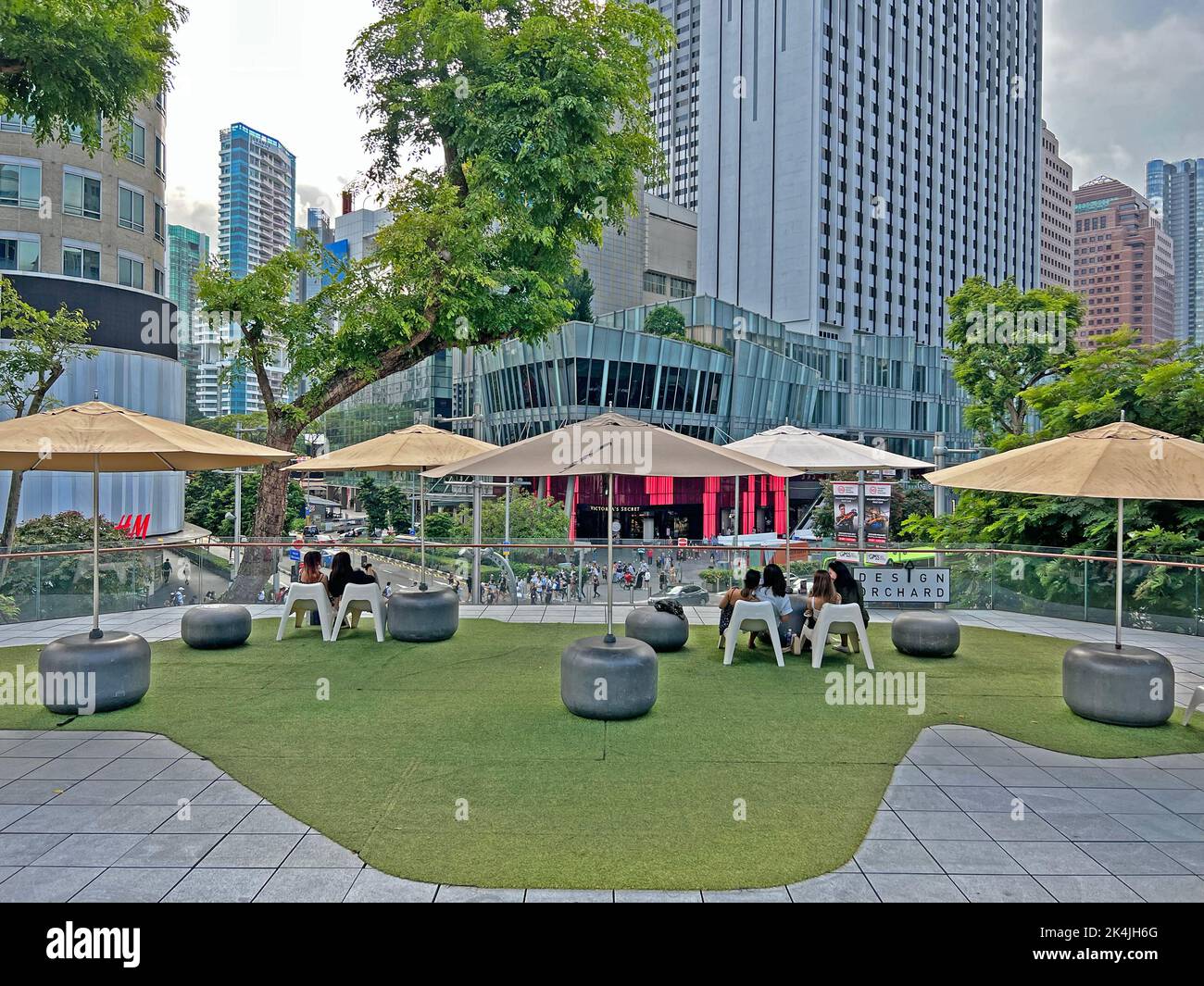 Civic Space im Design Orchard, das einen schönen Aussichtspunkt auf der Orchard Road bietet, kommen Viele Jugendliche und Besucher gerne hierher, um sich zu entspannen. Stockfoto