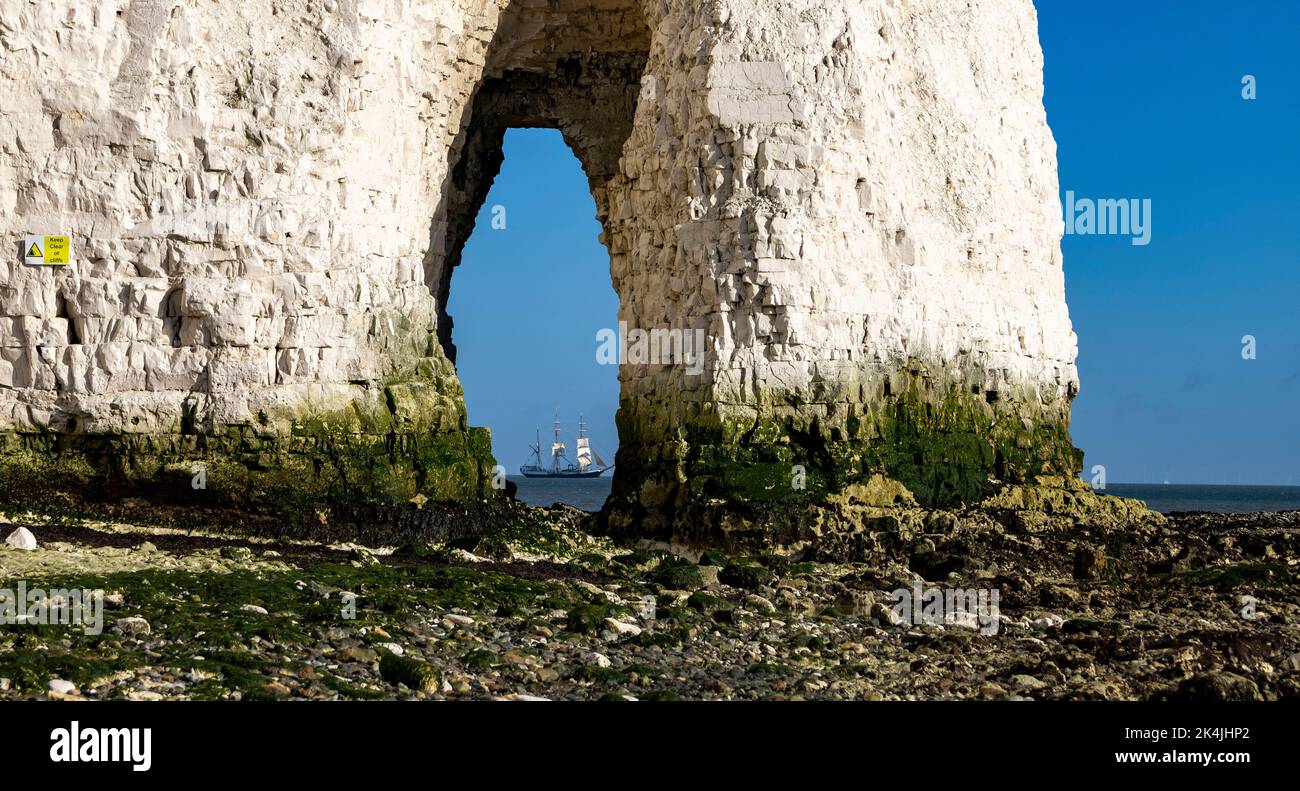 Das Bild zeigt: Ein großes Schiff im Vollsegelnfährt heute an der Kingsgate Bay in der Nähe von Broadstairs Kent vorbei und konnte durch das Auge des Rock Arch schon früh entdeckt werden Stockfoto