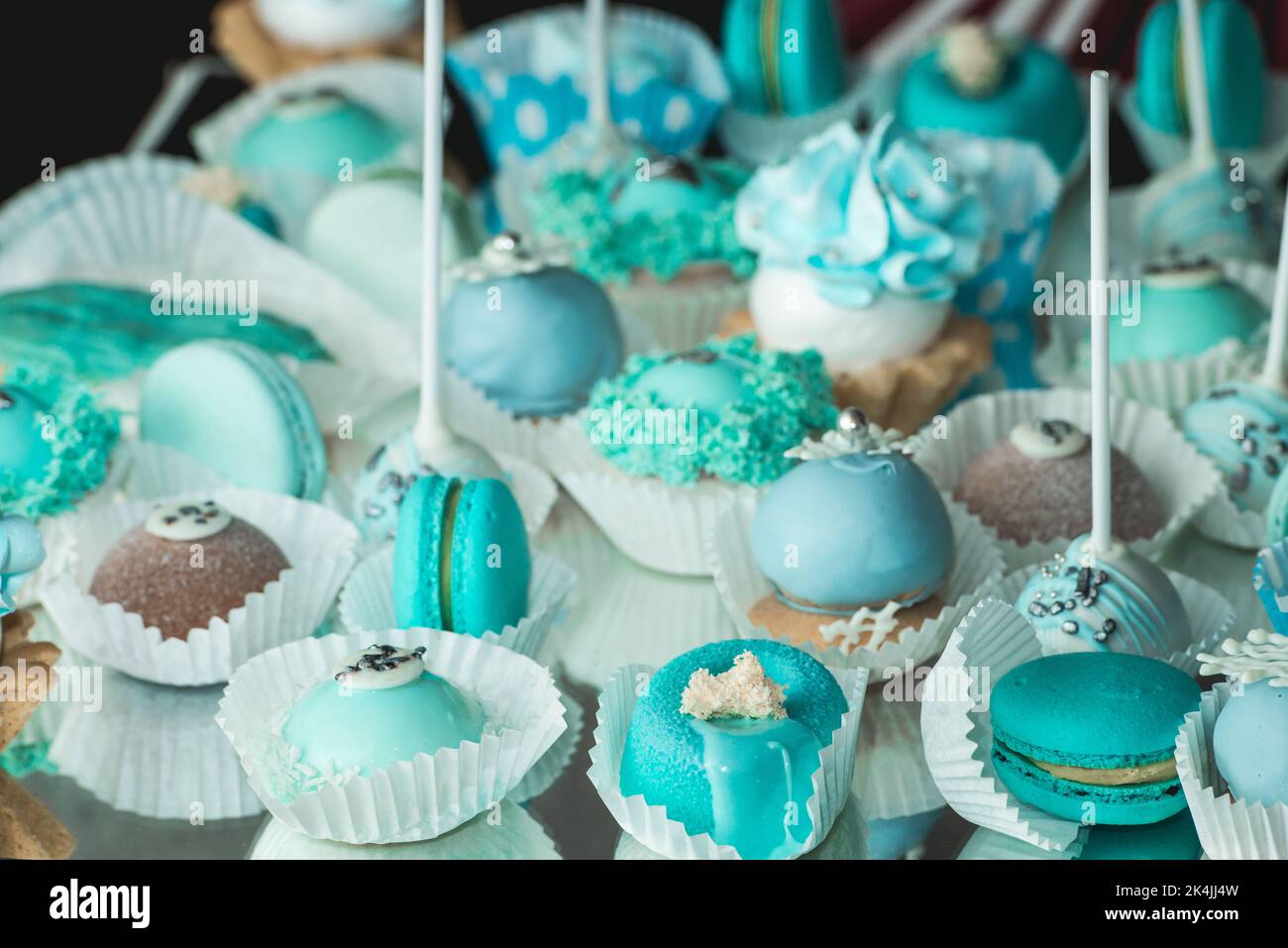 Süße Mandel bunte tiffany farbigen blauen Macaron oder Makronen Dessertkuchen. Süßer französischer Keks. Minimales Konzept für die Lebensmittelbäckerei Stockfoto