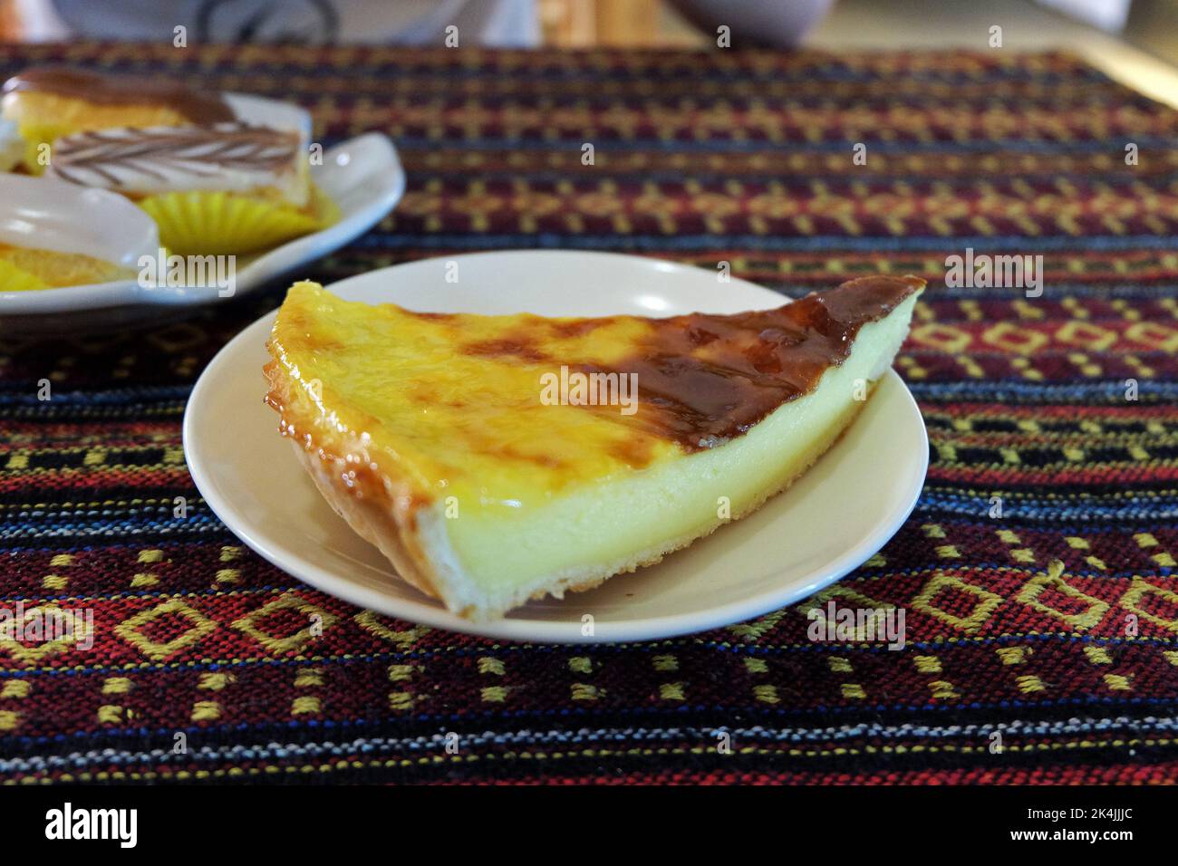 Nahaufnahme Pudding Flan Kuchen mit süßer Choux-Creme und Eclair Stockfoto