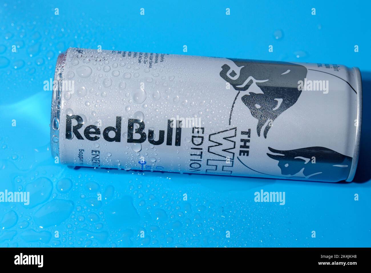 Tyumen, Russland-27. September 2022: Red Bull ist ein Energy-Drink, der von der österreichischen Red Bull GmbH verkauft wird. Red Bull Company ist der beliebteste Energie-BH Stockfoto
