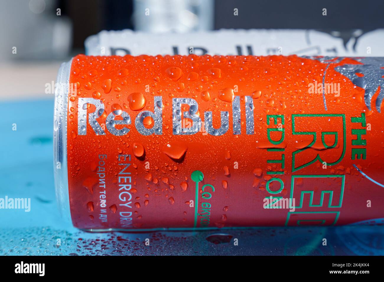 Tyumen, Russland-27. September 2022: Red Bull ist ein Energy-Drink, der von der österreichischen Red Bull GmbH verkauft wird. Red Bull Company ist der beliebteste Energie-BH Stockfoto