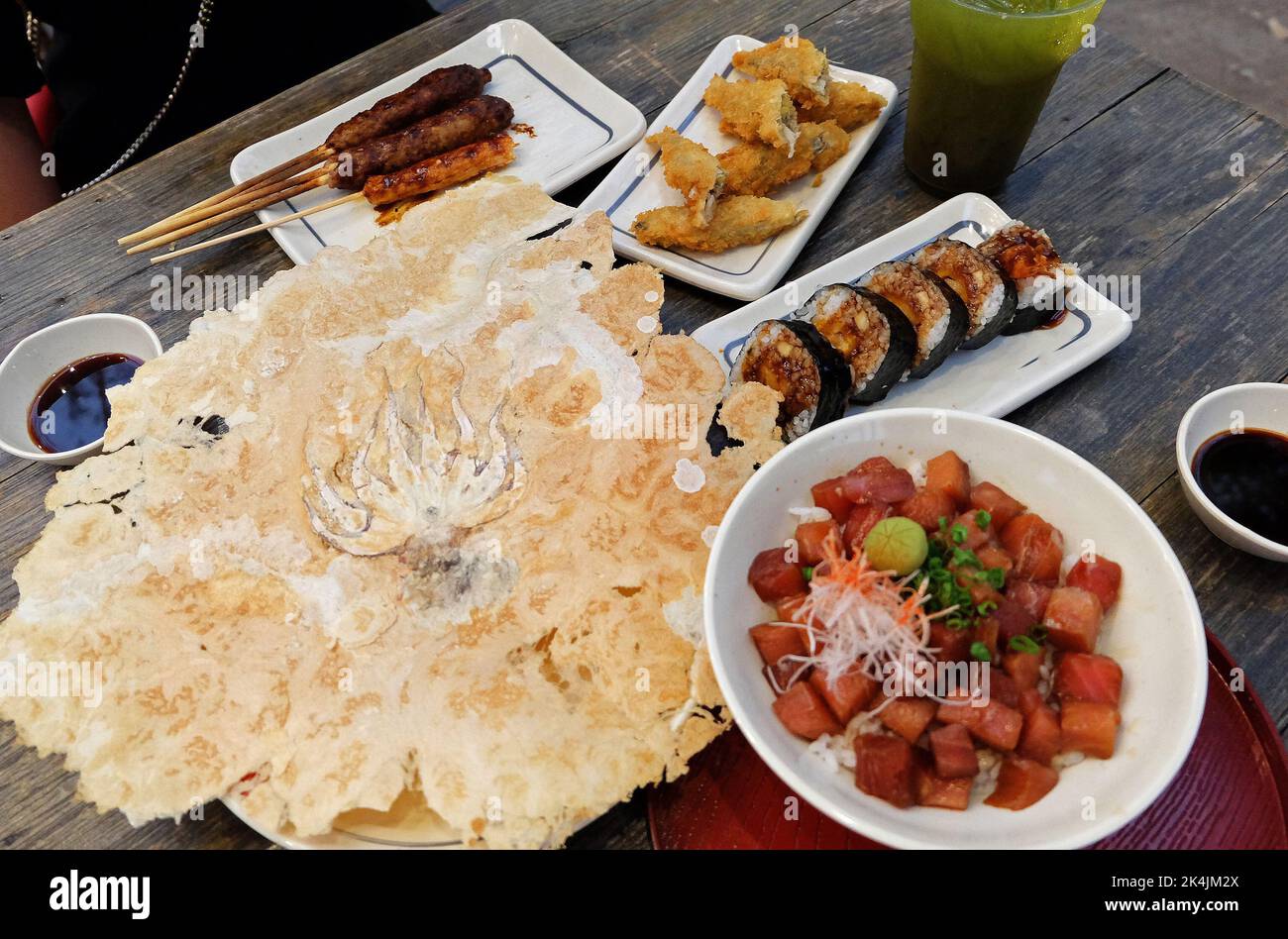 Izakaya (japanisches Street Food) Chicken Teriyaki-Spieße, frittierter Fliegende Fische, Sushi Maki-Brötchen, Kaisen Don (Sashimi-Reisschüssel), Senbei Stockfoto