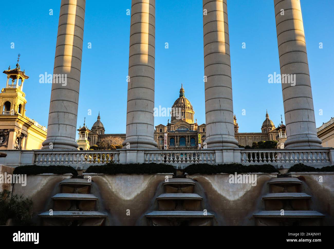 Barcelona, Spanien - 11. Februar 2022: Palau Nacional Between Four Columns ist ein nationales Kunstmuseum in Katalonien. Stockfoto