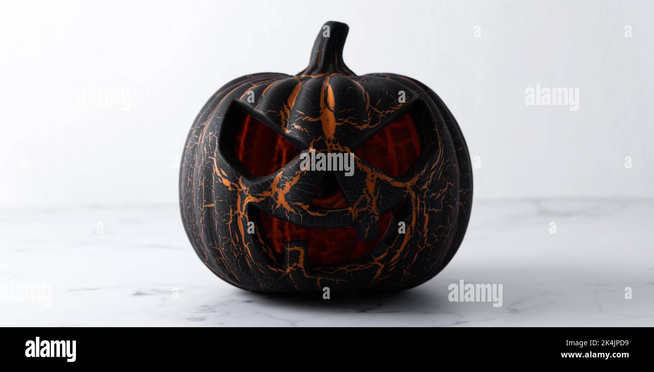 Schwarzer Halloween Kürbis auf weißem Marmorhintergrund Stockfoto