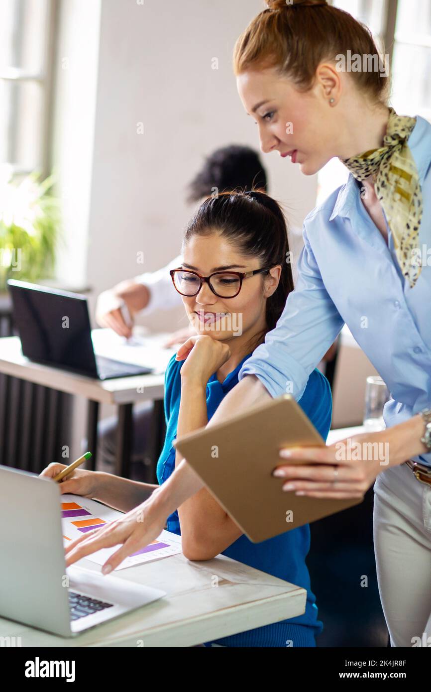 Gruppe von jungen Geschäftsleuten in Business-Ausbildung Kurs im Büro. Business Education Konzept Stockfoto