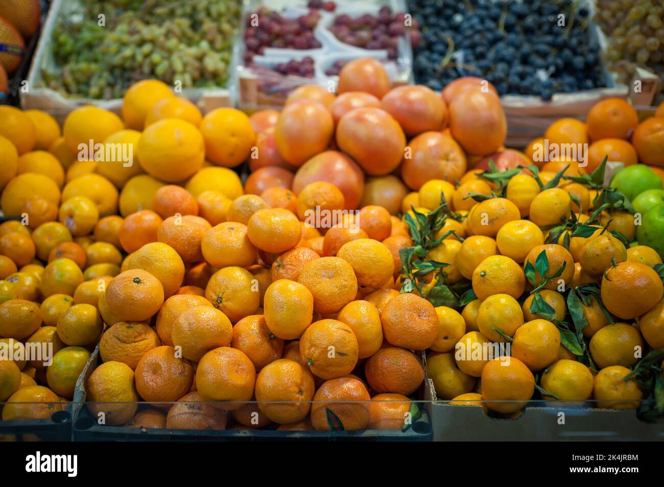 Obstmarkt mit verschiedenen bunten frischen Obst und Gemüse Stockfoto