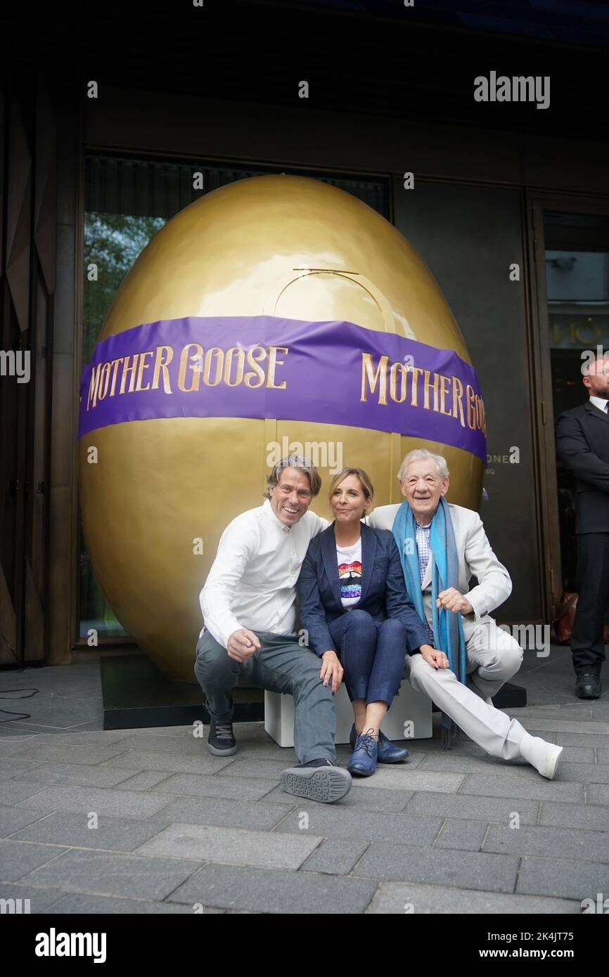 (Von links nach rechts) John Bishop, Mel Giedroyc und Sir Ian McKellen vor dem Londoner Hotel, am Leicester Square, London, für die Ankündigung einer UK-Tour der Pantomime Mother Goose. Die Produktion wird Sir Ian als Mother Goose mit den Komikern John Bishop und Mel Giedroyc in Szene setzen und am 3. Dezember im Theatre Royal Brighton eröffnet, bevor es eine Spielzeit im West End im Duke of York's Theatre und eine UK-Tournee geben wird. Bilddatum: Montag, 3. Oktober 2022. Stockfoto