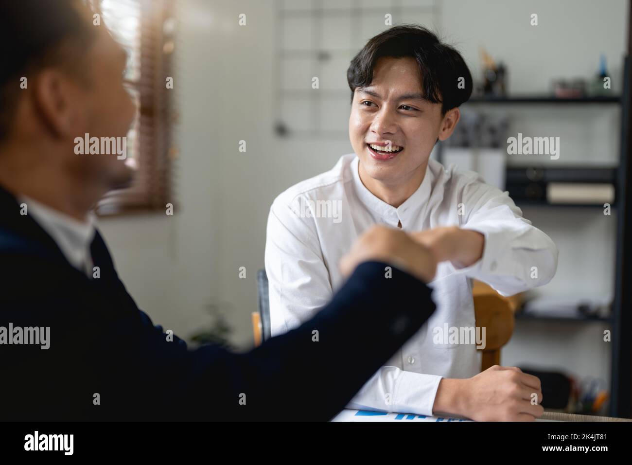 Geschäftsleute, die Nach dem Treffen der Partnerschaft Faustbump zeigen. Teamwork-Konzept. Stockfoto