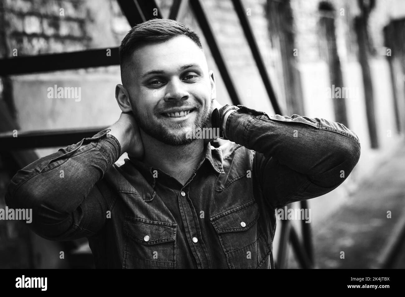 Porträt eines jungen Mannes in Hemd und Hose Stockfoto