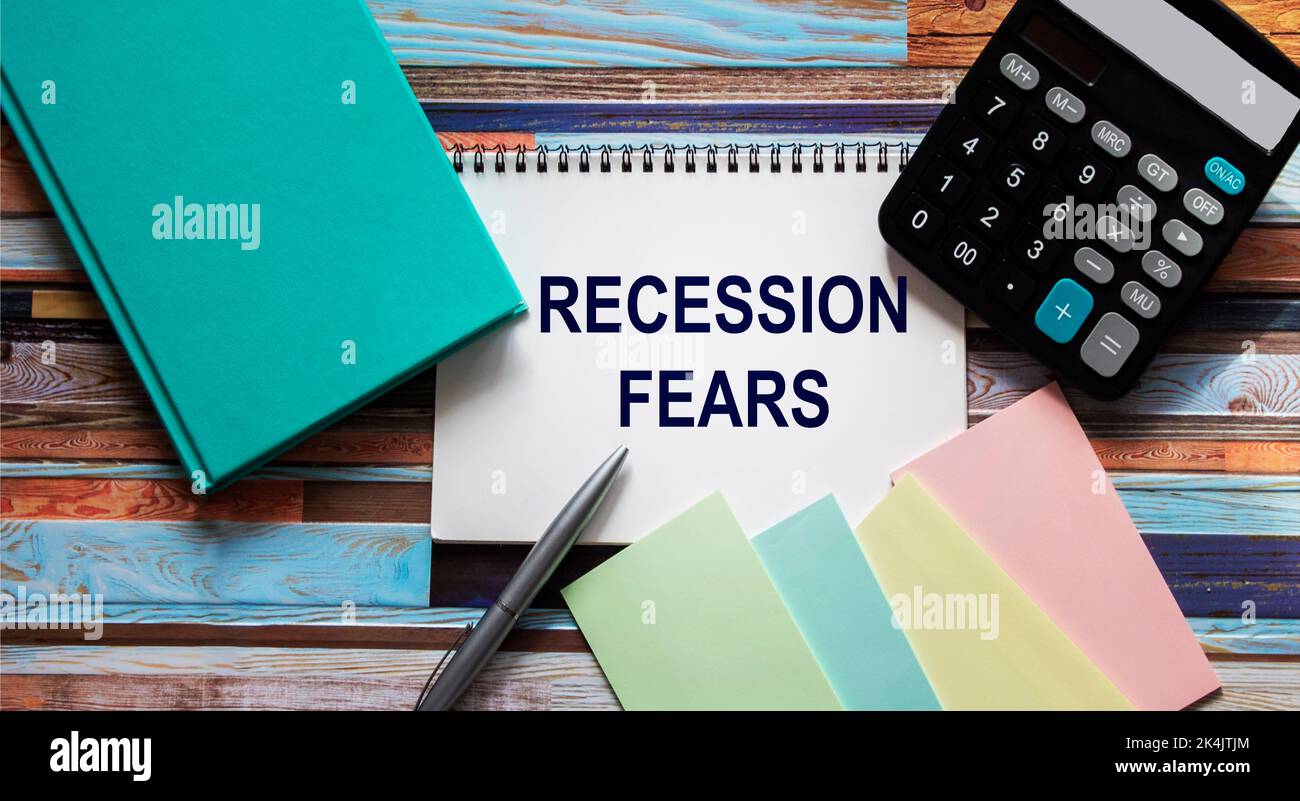 Symbol für die Angst vor der Rezession. Konzept Wörter Rezession Ängste auf einem Notizblock auf einem schönen Hintergrund. Geschäftsängste und Rezessionskonzept. Stockfoto
