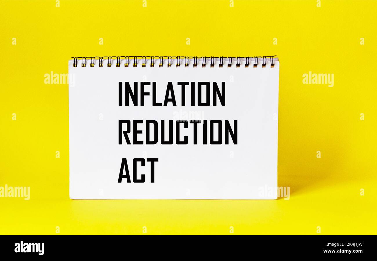 Geschäftskonzept. Auf gelbem Hintergrund ein Notizblock mit dem Text Inflationsminderungsgesetz Stockfoto