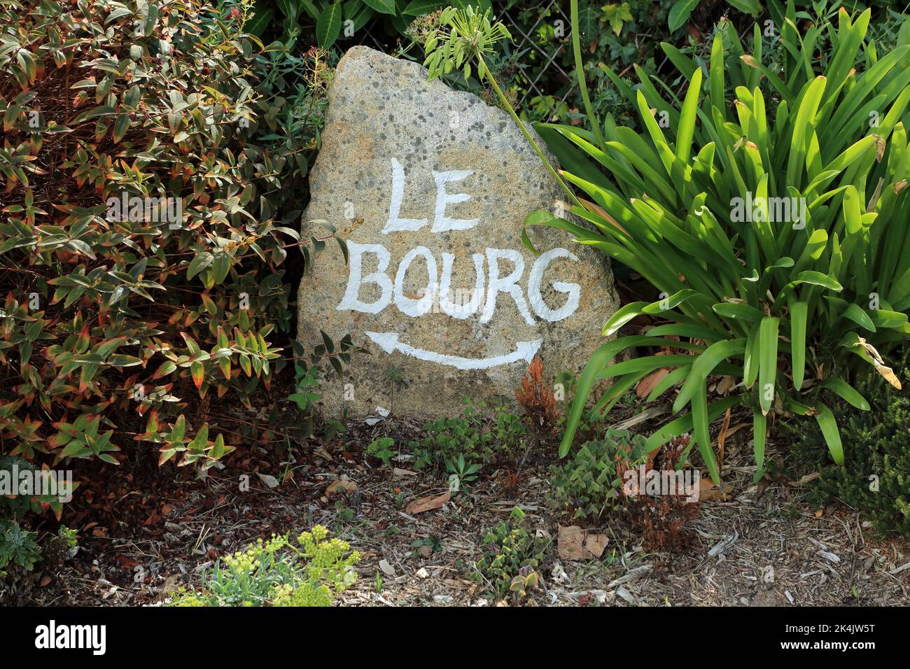 Schild nach Le Bourg auf Stein gemalt in der Rue Benoni Praud, Ile Aux Moines, Golfe du Morbihan, Morbihan, Bretagne, Frankreich Stockfoto