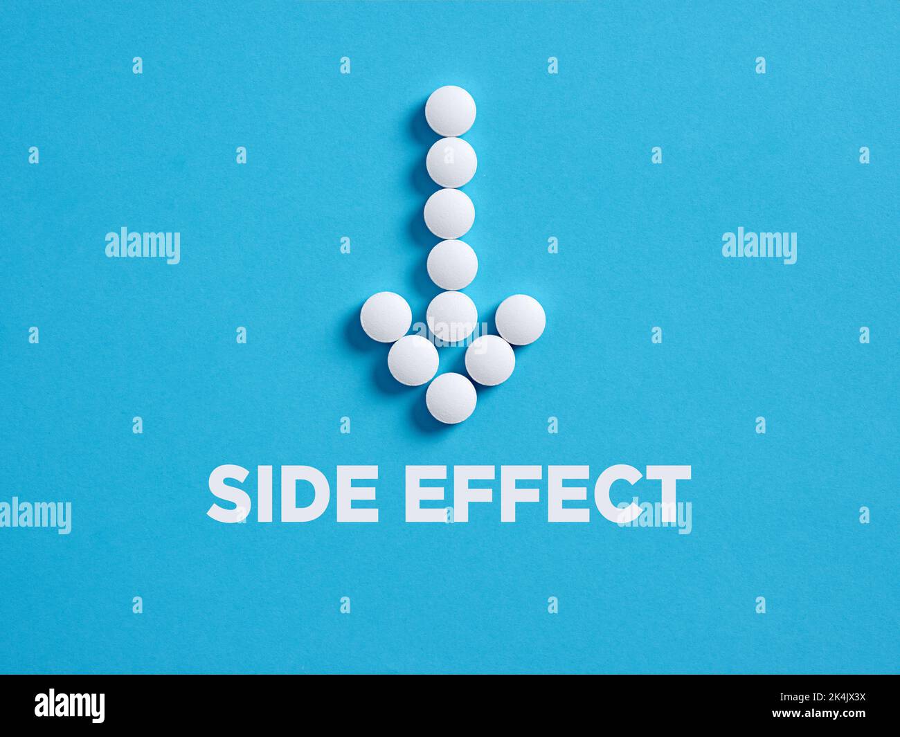 Medizinische Pillen in Pfeilform mit dem Wort Nebenwirkung. Medizin Nebenwirkungen und Arzneimittelreaktionen Konzept. Stockfoto
