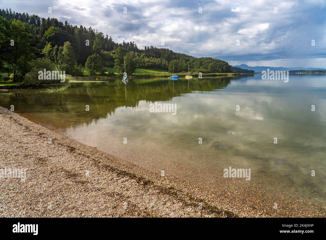 Strand am Simssee bei Bad Endorf, Bayern, Deutschland | See Simssee Strand in der Nähe von Bad Endorf, Bayern, Deutschland Stockfoto