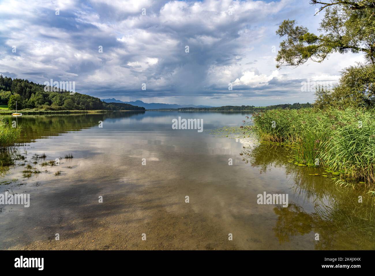 Der Simssee bei Bad Endorf, Bayern, Deutschland | Simssee bei Bad Endorf, Bayern, Deutschland Stockfoto