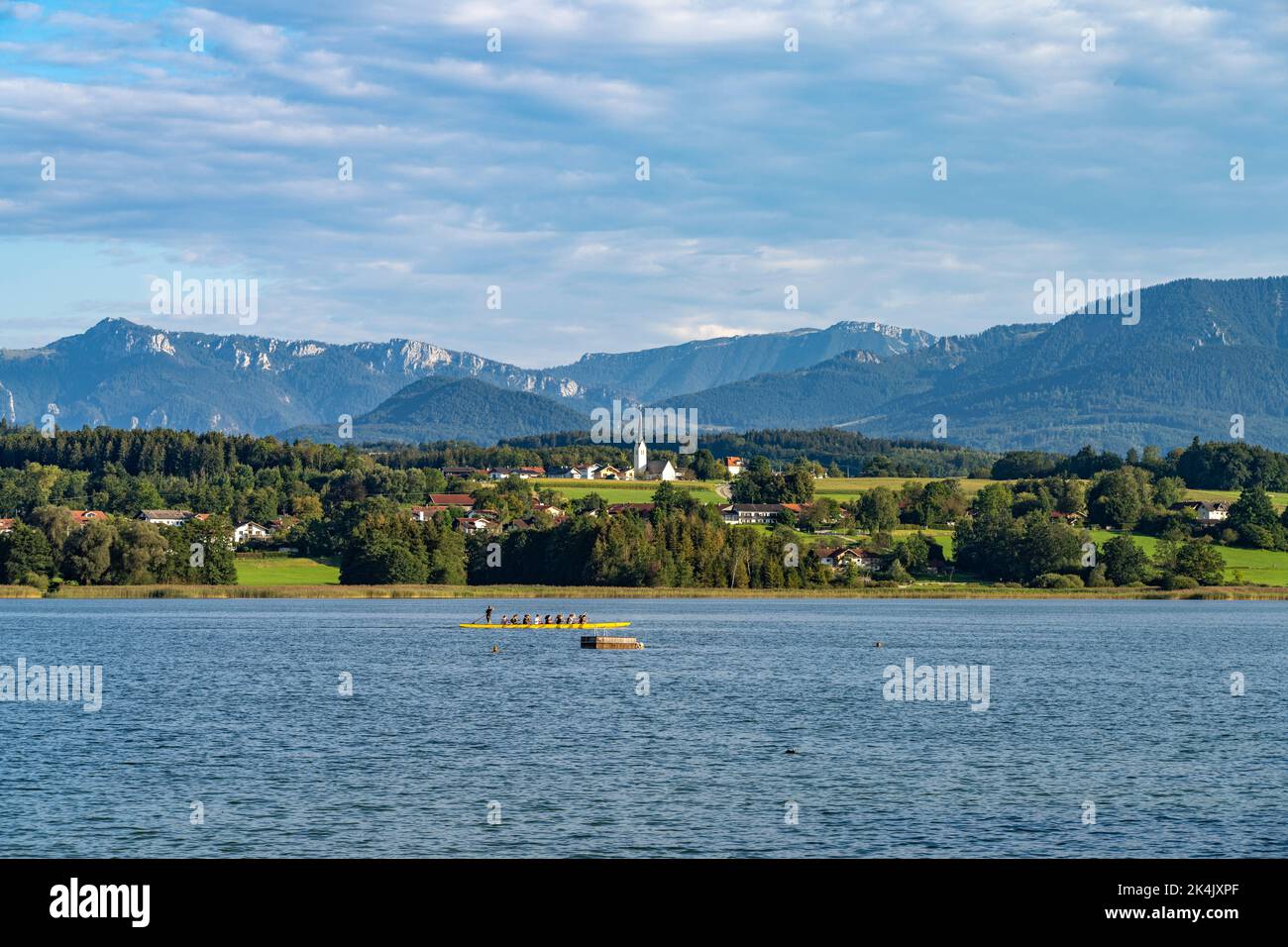 Blick über den Simssee nach Baierbach bei Stephanskirchen, Bayern, Deutschland | Blick über den Simssee nach Baierbach bei Stephanskirchen, Bayern, G Stockfoto