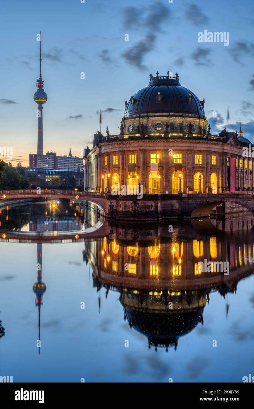 Das Bode-Museum und der Fernsehturm spiegeln sich in der Berliner Spree im Morgengrauen Stockfoto