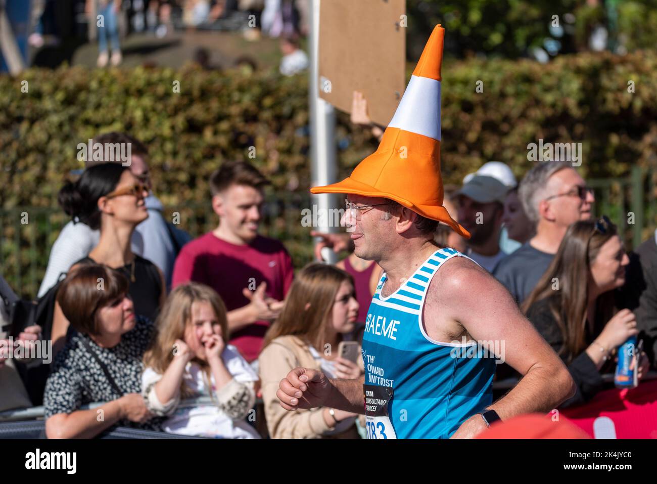 Lustiger Läufer beim TCS London Marathon 2022, auf der Tower Hill Road, City of London, Großbritannien, mit einem humorvollen Kegel-Hut Stockfoto
