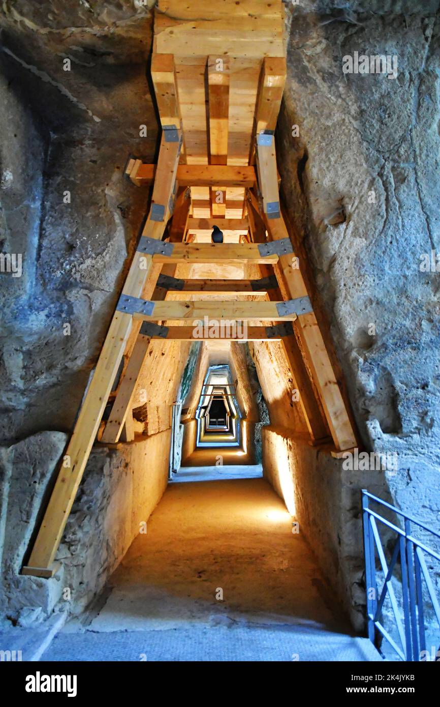 Die Höhle der Sibyl im archäologischen Park von Cuma in der Nähe von Neapel, Italien. Stockfoto