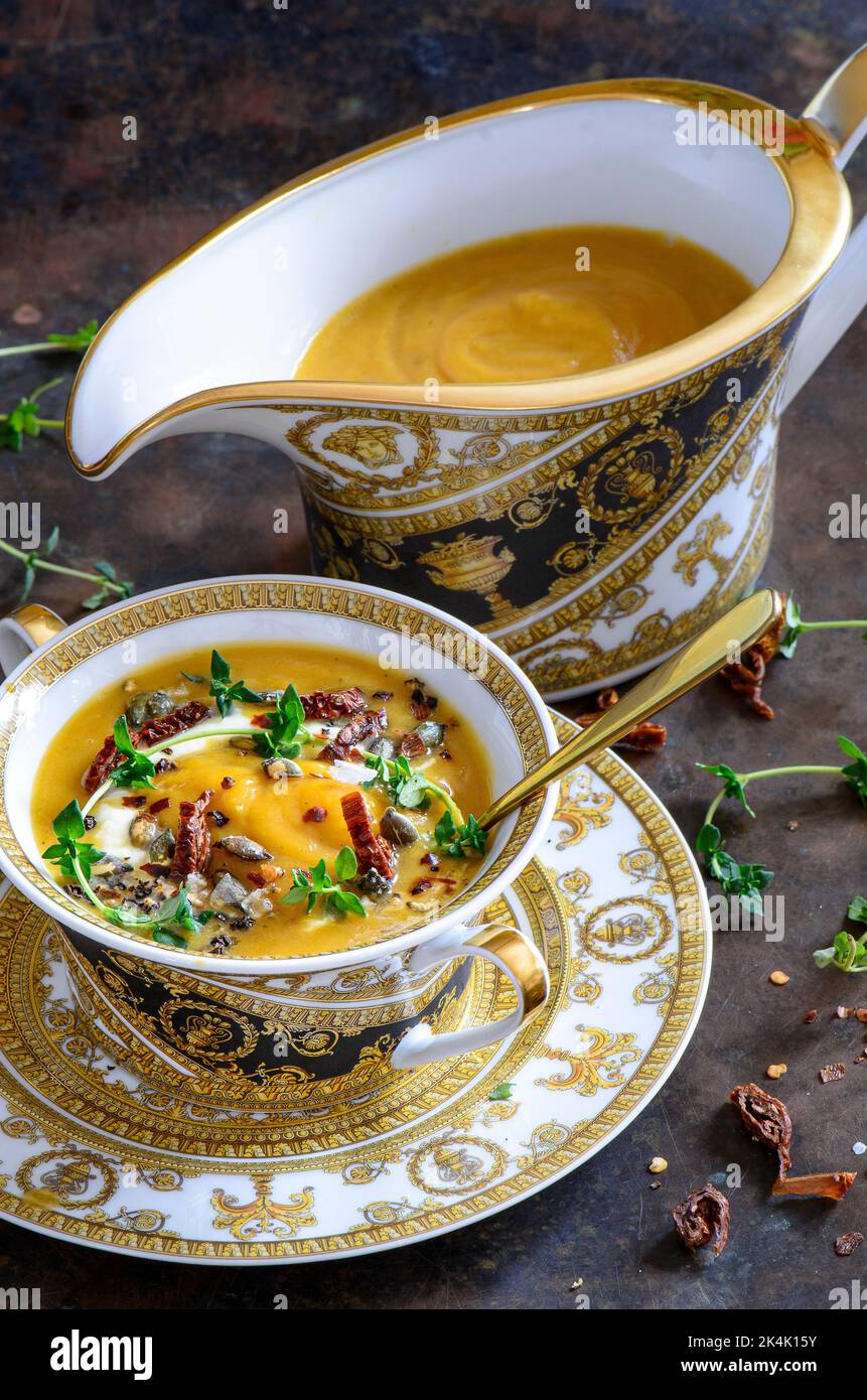 Geröstete Kürbissuppe mit Thymian und Ingwer Stockfoto