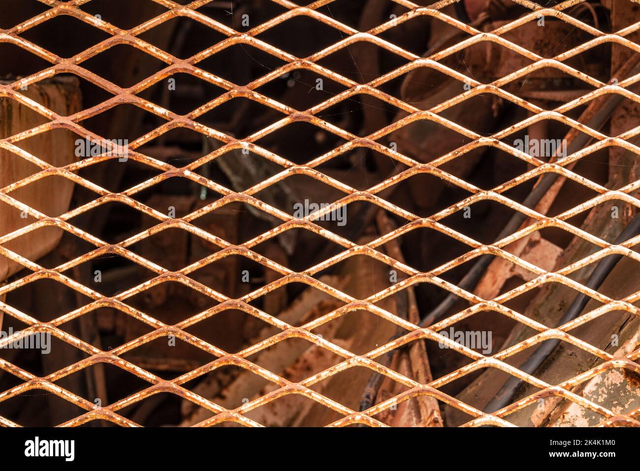Rostiger rhombischer Gittergrill mit Hintergrundstruktur, Vollformat-Nahaufnahme eines alten Bergbaufahrzeugs Stockfoto