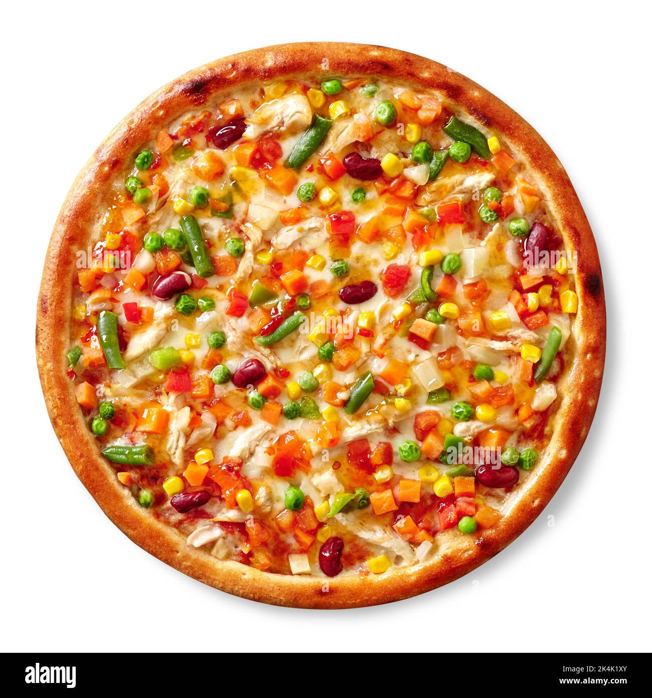 Draufsicht auf mexikanische Pizza mit Chicken Sous Vide, farbenfroher Gemüsemischung, würziger Sauce und Mozzarella auf Weiß Stockfoto