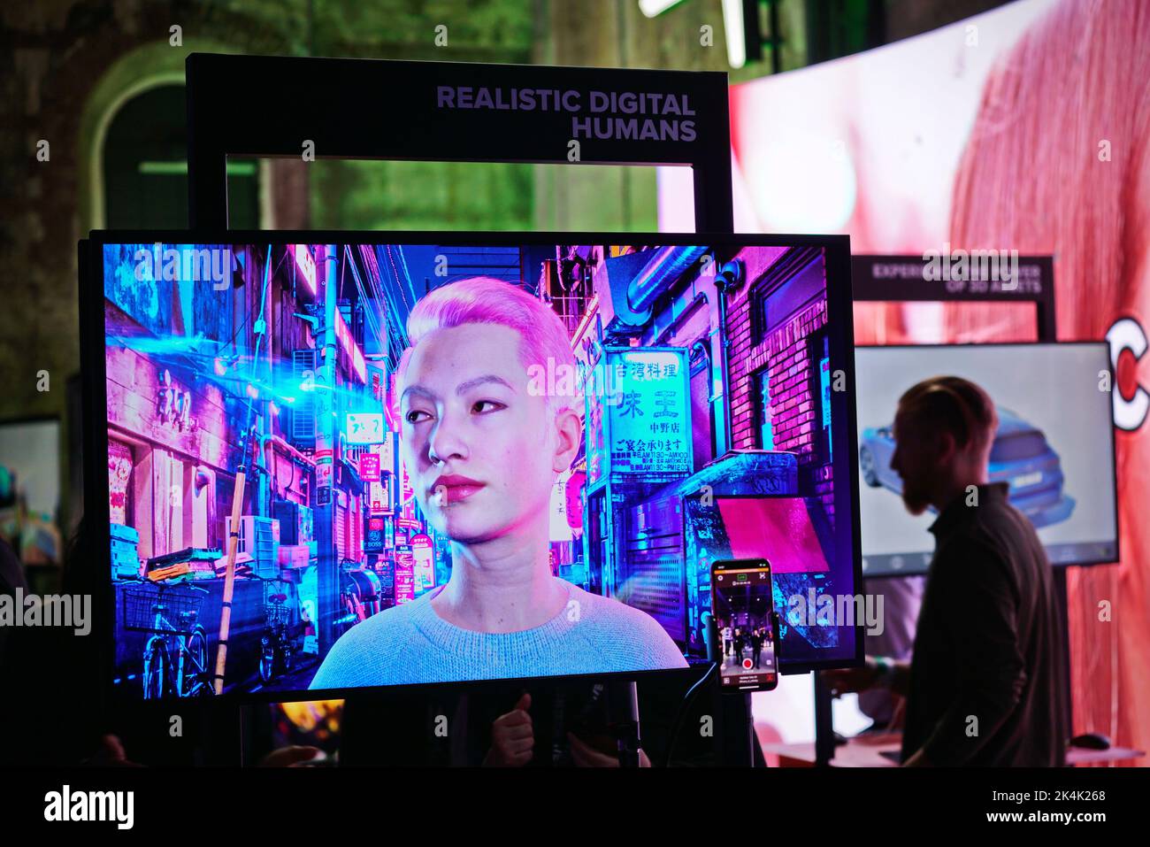 Virtual Reality-Ausstellung. Ein Monitor zeigt das Gesicht hyperrealistischer digitaler Menschen. Turin, Italien - September 2022 Stockfoto