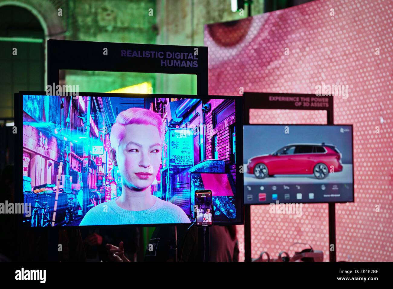 Virtual Reality-Ausstellung. Ein Monitor zeigt das Gesicht hyperrealistischer digitaler Menschen. Turin, Italien - September 2022 Stockfoto