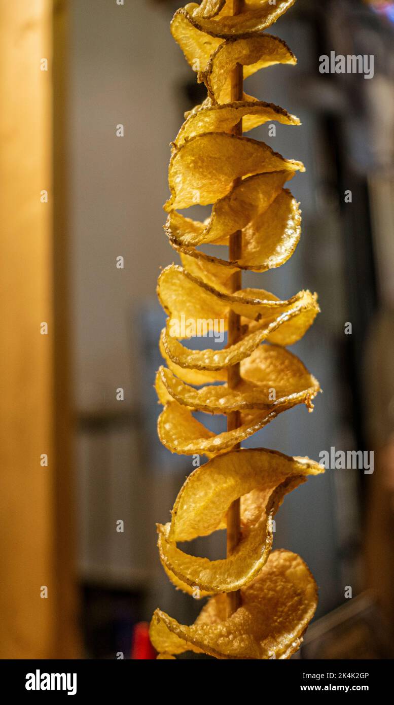 Malaysia, 10. Juli 2022 - Kartoffelchips frisch gebraten zum Verkauf auf dem Nachtmarkt. Stockfoto
