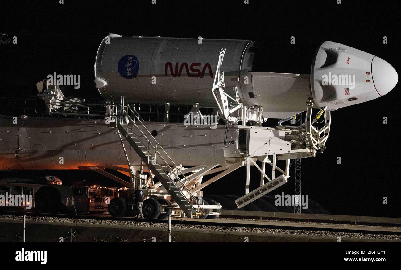 Eine SpaceX Falcon 9-Rakete mit der Crew Dragon-Sonde des Unternehmens an Bord wird beim Start des Launch Complex 39A auf die Startfläche ausgerollt, da die Vorbereitungen für die Crew-5-Mission am Samstag, den 1. Oktober 2022, im Kennedy Space Center der NASA in Florida fortgesetzt werden. Die NASA-Mission SpaceX Crew-5 ist die fünfte Rundungsmission der Raumsonde SpaceX Crew Dragon und der Falcon 9-Rakete zur Internationalen Raumstation im Rahmen des Commercial Crew Program der Agentur. Die NASA-Astronauten Nicole Mann und Josh Cassada, der Astronaut Koichi Wakata von der Japan Aerospace Exploration Agency (JAXA) und der Kosmonaut Roskosmos Stockfoto