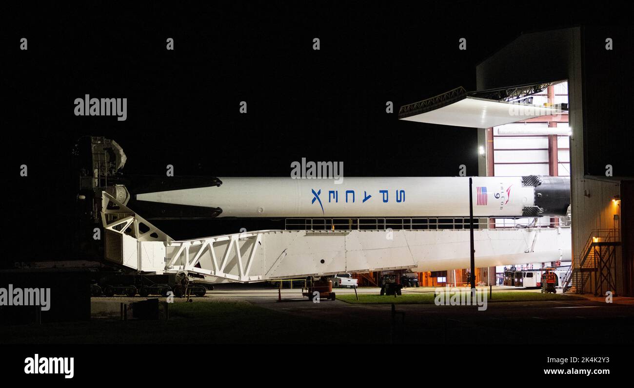 Eine SpaceX Falcon 9-Rakete mit der Crew Dragon-Sonde des Unternehmens an Bord wird beim Start des Launch Complex 39A auf die Startfläche ausgerollt, da die Vorbereitungen für die Crew-5-Mission am Samstag, den 1. Oktober 2022, im Kennedy Space Center der NASA in Florida fortgesetzt werden. Die NASA-Mission SpaceX Crew-5 ist die fünfte Rundungsmission der Raumsonde SpaceX Crew Dragon und der Falcon 9-Rakete zur Internationalen Raumstation im Rahmen des Commercial Crew Program der Agentur. Die NASA-Astronauten Nicole Mann und Josh Cassada, der Astronaut Koichi Wakata von der Japan Aerospace Exploration Agency (JAXA) und der Kosmonaut Roskosmos Stockfoto