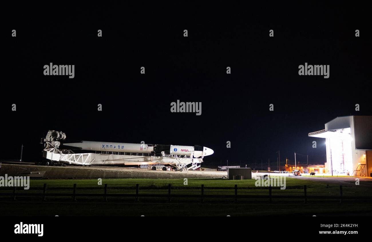 Eine SpaceX Falcon 9-Rakete mit der Crew Dragon-Sonde des Unternehmens an Bord wird beim Start des Launch Complex 39A auf die Startfläche ausgerollt, da die Vorbereitungen für die Crew-5-Mission am Samstag, den 1. Oktober 2022, im Kennedy Space Center der NASA in Florida fortgesetzt werden. Die NASA-Mission SpaceX Crew-5 ist die fünfte Rundungsmission der Raumsonde SpaceX Crew Dragon und der Falcon 9-Rakete zur Internationalen Raumstation im Rahmen des Commercial Crew Program der Agentur. Die NASA-Astronauten Nicole Mann und Josh Cassada, der Astronaut Koichi Wakata von der Japan Aerospace Exploration Agency (JAXA) und der Kosmonaut Roskosmos Stockfoto