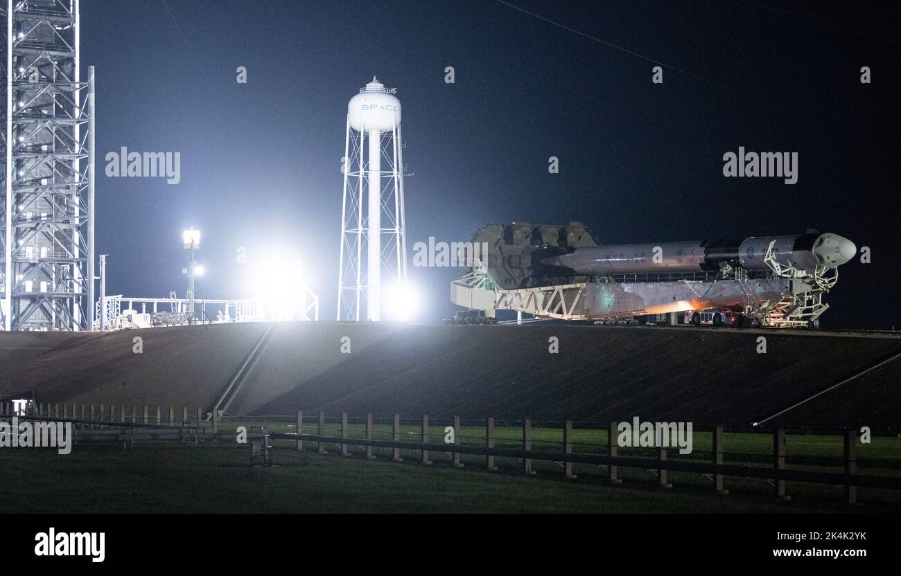 Eine SpaceX Falcon 9-Rakete mit der Crew Dragon-Sonde des Unternehmens an Bord wird beim Start des Launch Complex 39A auf die Startfläche ausgerollt, da die Vorbereitungen für die Crew-5-Mission am Samstag, den 1. Oktober 2022, im Kennedy Space Center der NASA in Florida fortgesetzt werden. Die NASA-Mission SpaceX Crew-5 ist die fünfte Rundungsmission der Raumsonde SpaceX Crew Dragon und der Falcon 9-Rakete zur Internationalen Raumstation im Rahmen des Commercial Crew Program der Agentur. Die NASA-Astronauten Nicole Mann und Josh Cassada, der Astronaut Koichi Wakata von der Japan Aerospace Exploration Agency (JAXA) und der Kosmonaut Roskosmos Stockfoto