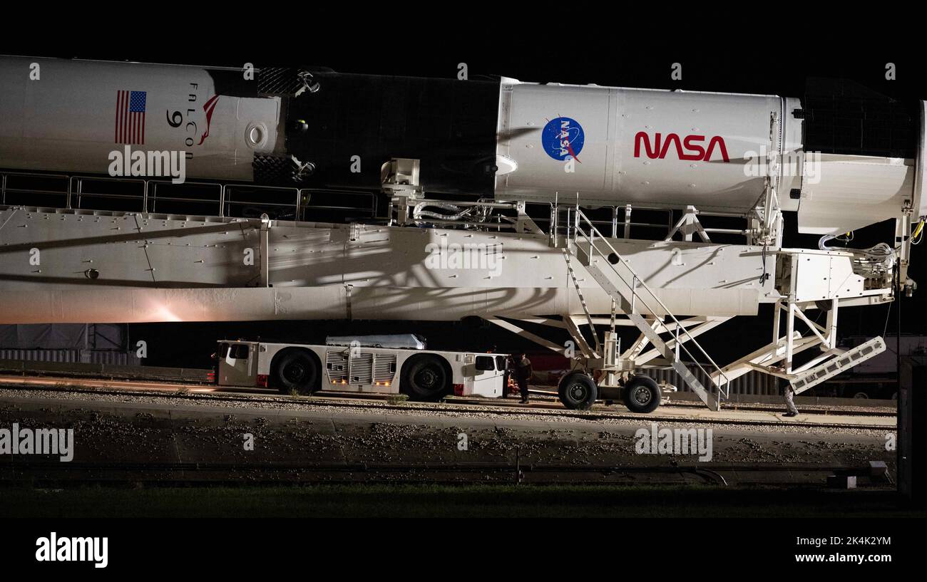Eine SpaceX Falcon 9-Rakete mit der Crew Dragon-Sonde des Unternehmens an Bord wird beim Start des Launch Complex 39A auf die Startfläche ausgerollt, da die Vorbereitungen für die Crew-5-Mission am Samstag, den 1. Oktober 2022, im Kennedy Space Center der NASA in Florida fortgesetzt werden. Die NASA-Mission SpaceX Crew-5 ist die fünfte Rundungsmission der Raumsonde SpaceX Crew Dragon und der Falcon 9-Rakete zur Internationalen Raumstation im Rahmen des Commercial Crew Program der Agentur. Die NASA-Astronauten Nicole Mann und Josh Cassada, der Astronaut Koichi Wakata von der Japan Aerospace Exploration Agency (JAXA) und der Kosmonaut Roskosmos Stockfoto