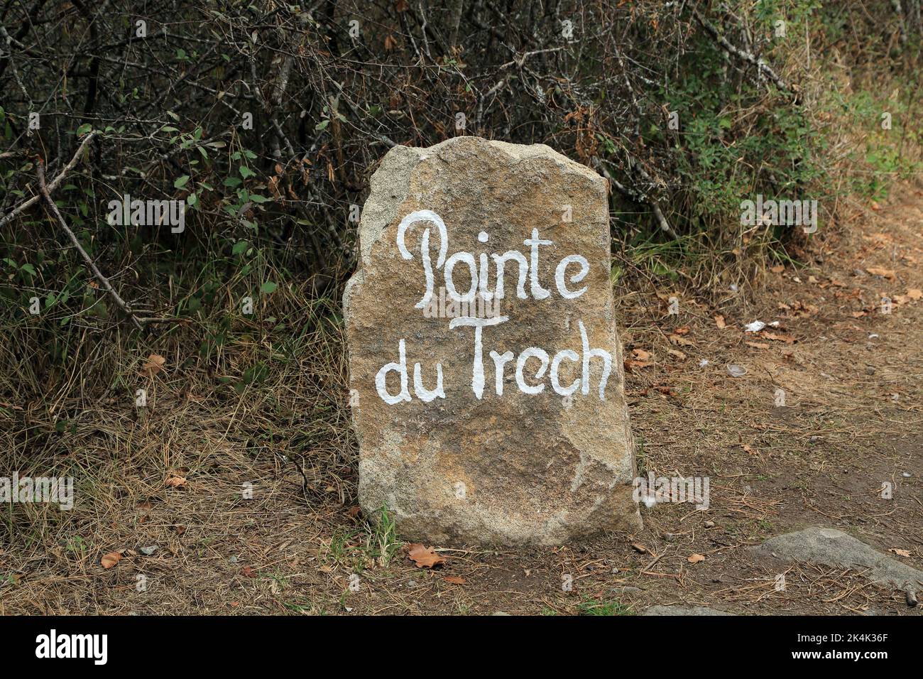 Bemaltes Schild für Pointe le Trech auf Stein in Le Trech, Ile Aux Moines, Golfe du Morbihan, Morbihan, Bretagne, Frankreich Stockfoto