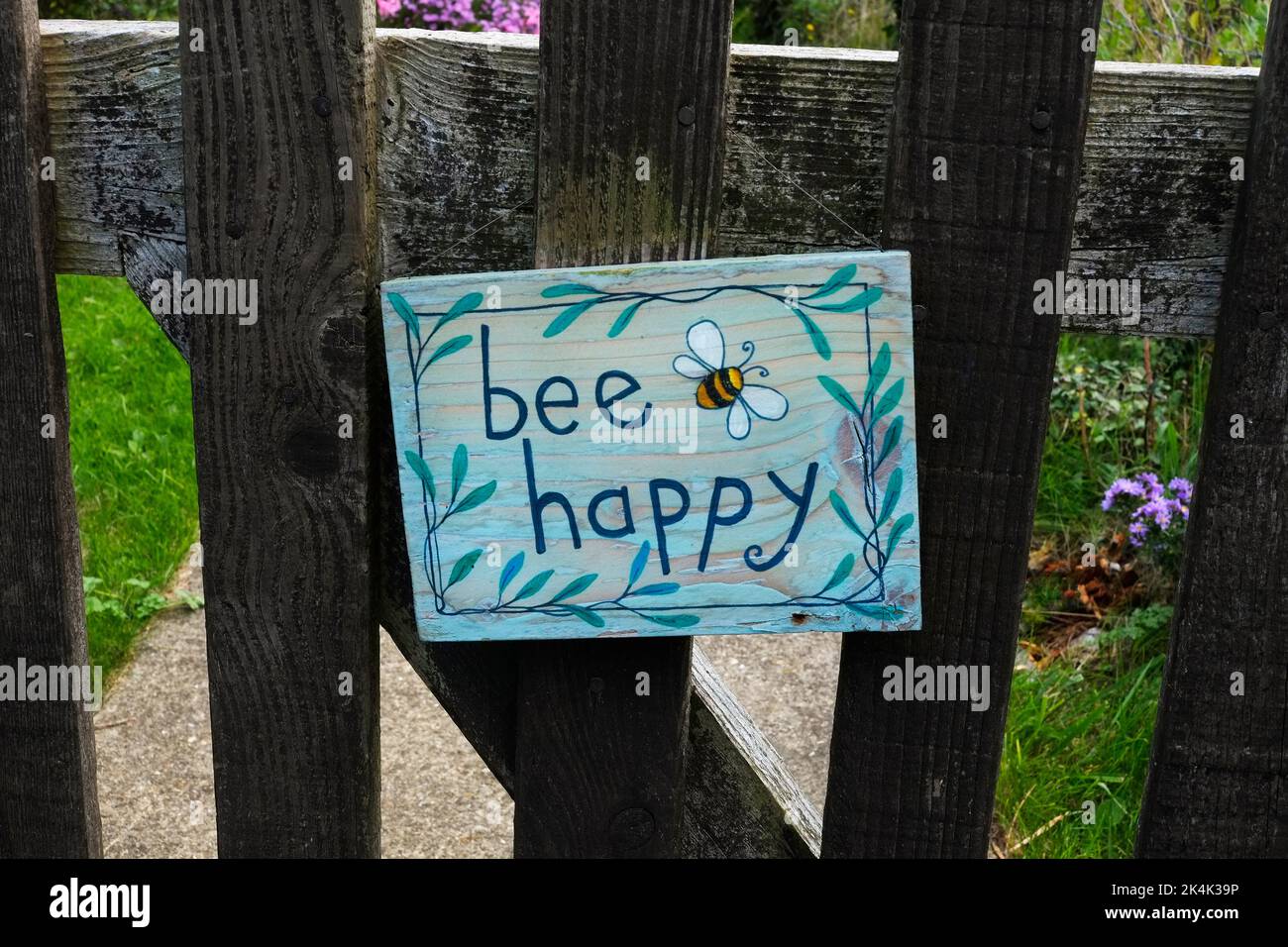 Ein „Be Happy“-Schild an einem Tor in Grafton Underwood, Northamptonshire, Großbritannien. Foto von JOHN ROBERTSON. Stockfoto