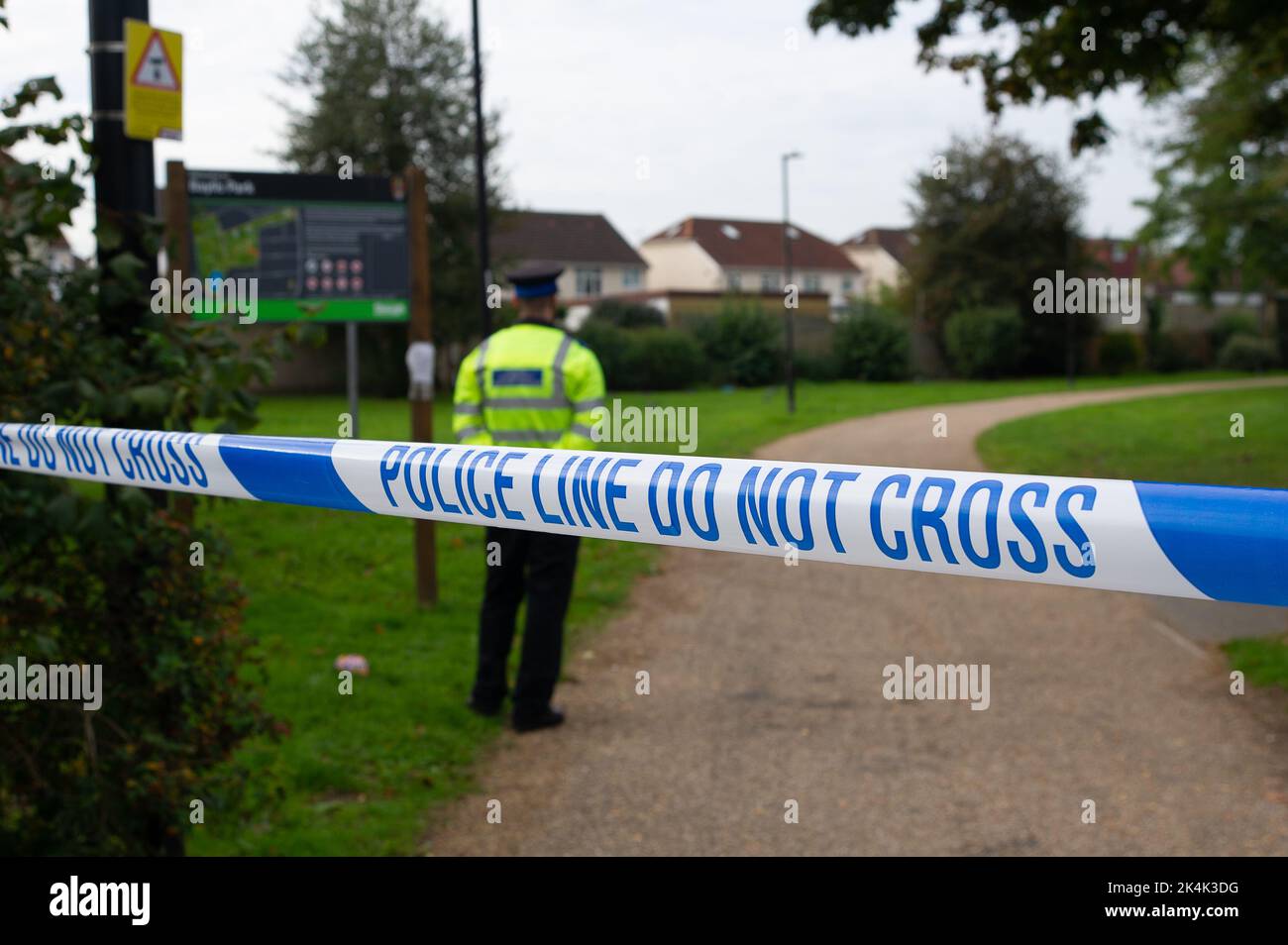 Slough, berkshire, Großbritannien. 3.. Oktober 2022. Die Polizei von Thames Valley ermittelt, nachdem die Leichen von zwei Männern im Baylis Park in Slough, berkshire, gefunden wurden. Am 1.. Oktober gegen 4,40pm Uhr wurden Beamte von einem Mitglied der Öffentlichkeit gerufen, das den Leichnam eines Mannes im Baylis Park entdeckt hatte. Der Tod wurde nicht als verdächtig angesehen. Gestern, am 2.. Oktober, um etwa 8,15am Uhr, wurde die Leiche eines anderen Mannes, der vermutlich im Alter von 40s Jahren war, von einem anderen Mitglied der Öffentlichkeit in unmittelbarer Nähe des Ortes, an dem der andere Mann gefunden worden war, gefunden. Quelle: Maureen McLean/Alamy Live News Stockfoto