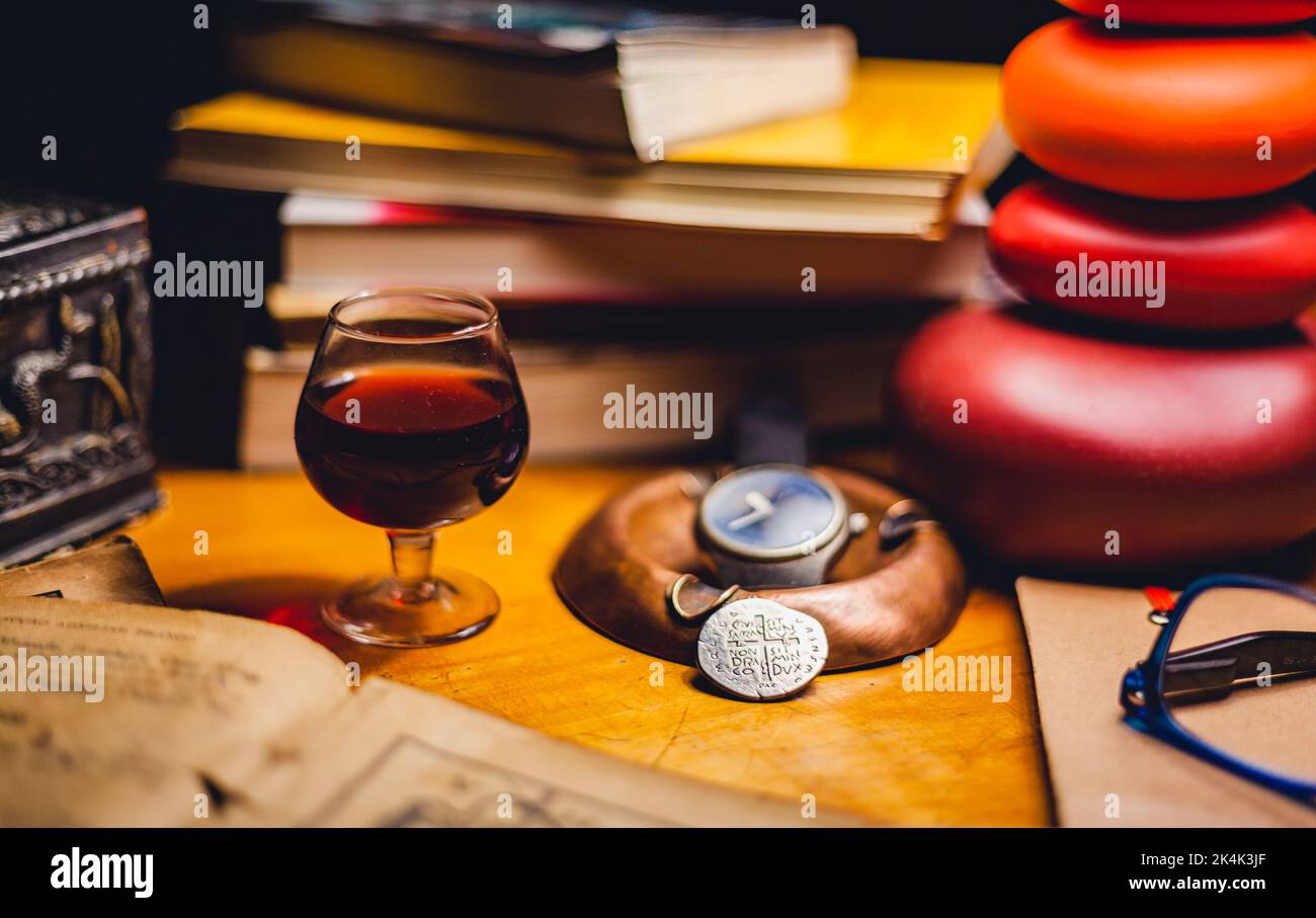 Stillleben mit Büchern und süßem Wein aus portugal oporto über einem Holztisch in der Nacht Stockfoto