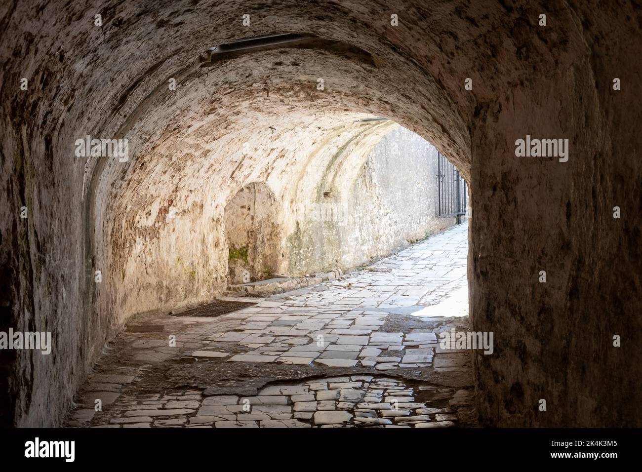 Tunnel durch die Mauern der alten Festung, Kerkyra, Korfu Stockfoto